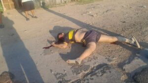 Dois homens teriam tentado se aproximar de um motociclista em meio ao tráfego intenso. Momentos depois, a situação terminou com um dos envolvidos hospitalizado e a polícia acionada.  Imagens de monitoramento ajudam na investigação.